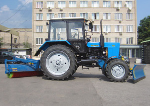 Коммунальный трактор КМ-82БГ